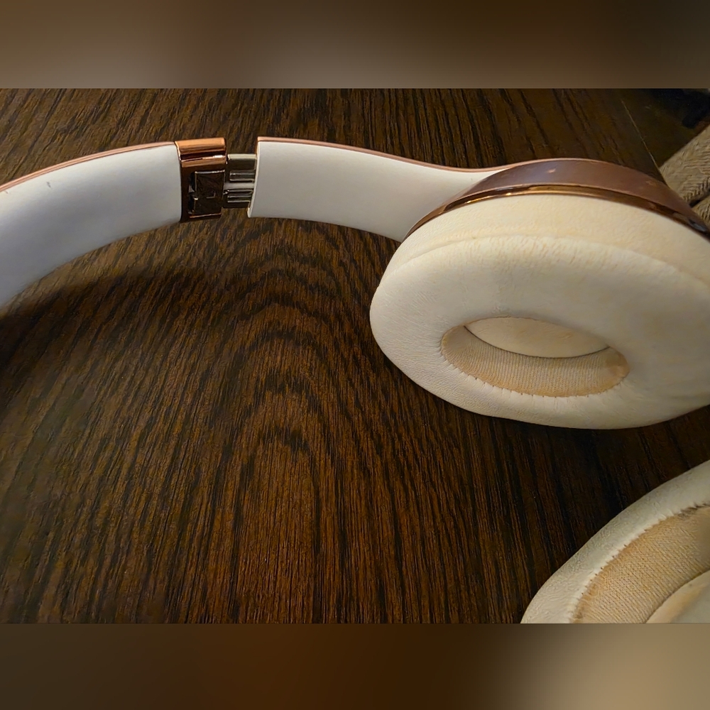 Beats Wireless Headphones - Rose Gold with White Ear Cushions - Picture 4 of 6